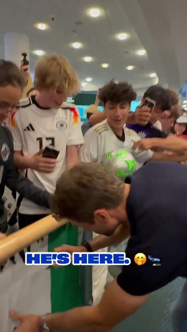 温哥华球迷热烈欢迎穆勒，印第安部落酋长以传统仪式迎接他的到来