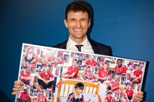 星空体育网址-送别传奇！拜仁社媒晒球员集体模仿穆勒照片：我们都是穆勒