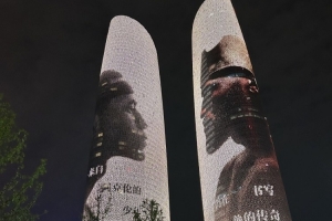 星空体育app-詹姆斯在结束成都站活动后 亲自来到成都双子塔前合影留念