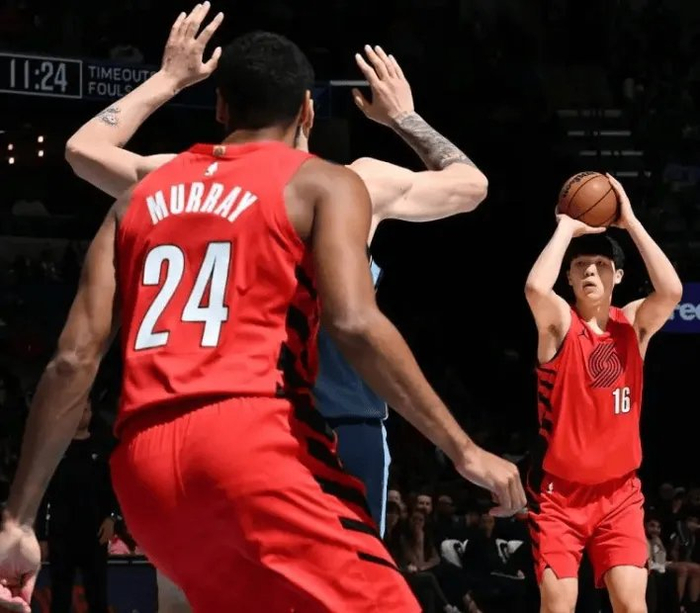 星空体育-正负值+2！杨瀚森低开高走！下半场回暖攻守吊打伊迪，多方位进步