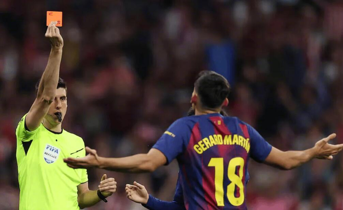 星空体育下载-皇马TV质疑VAR判罚标准不一，对比马丁黄牌与巴尔韦德红牌|马竞|卡洛斯-巴尔韦德|杰拉德·莫雷诺|马德里竞技|皇家马德里_新浪体育_新浪新闻